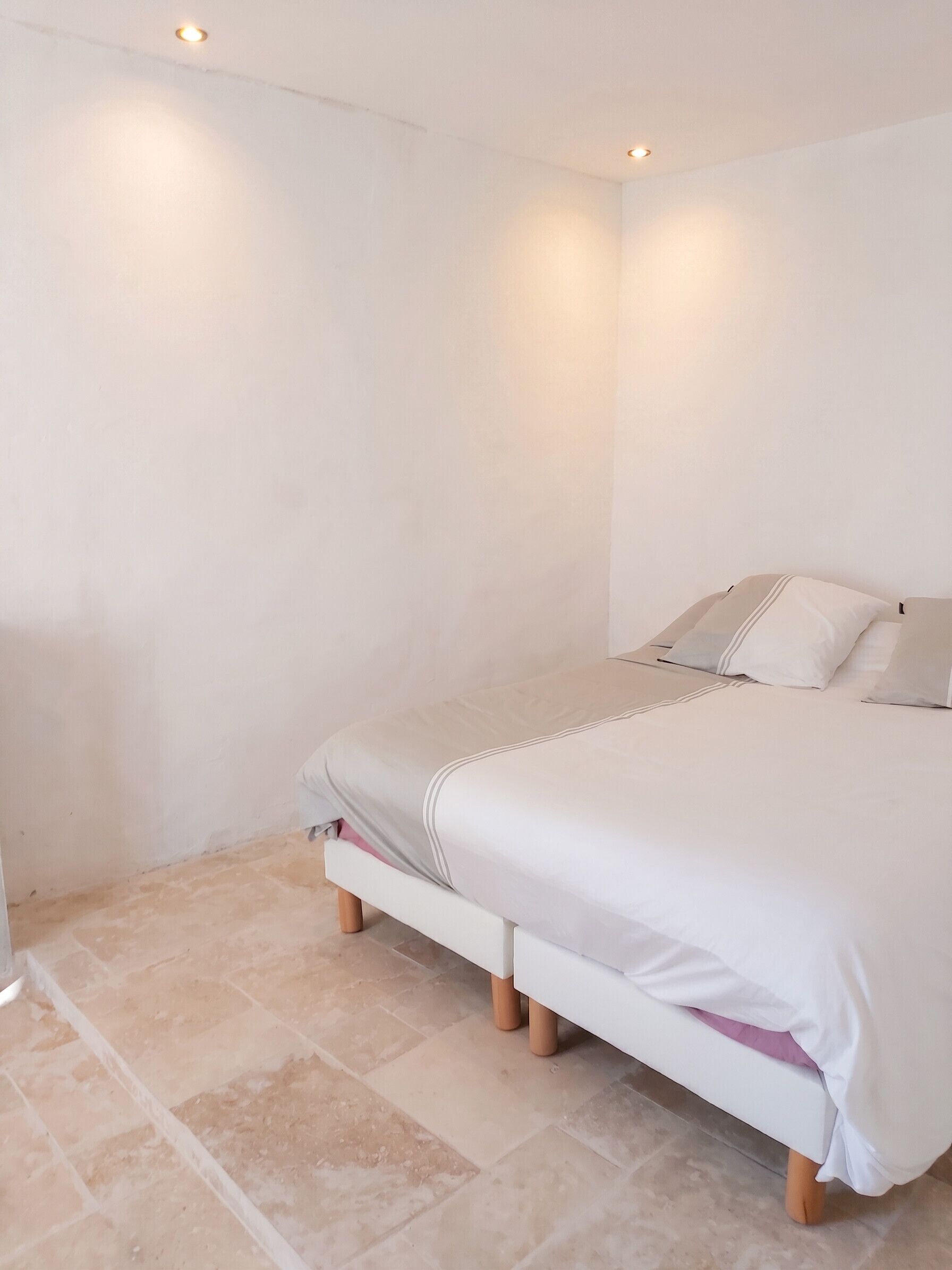 3 chambres, fer et planche à repasser, draps fournis