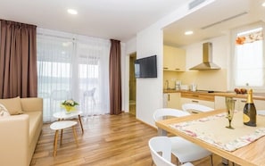 135–tuumainen taulutelevisio, jossa satelliittikanavat