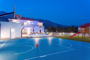 Sports court - VILLA ALMIC with heated pool, 5 bedrooms, Media room,multi-use playground court (Naklice)