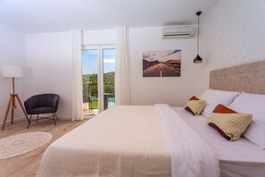 5 bedrooms, iron/ironing board, WiFi, bed sheets - VILLA ALMIC with heated pool, 5 bedrooms, Media room,multi-use playground court (Naklice)