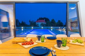 Outdoor dining - VILLA ALMIC with heated pool, 5 bedrooms, Media room,multi-use playground court (Naklice)