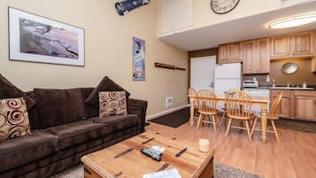Apartment, 1 Schlafzimmer (Summit #257 Bldg. B) | Wohnzimmer