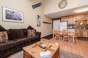 Living room - Summit #257 Bldg. B (Mammoth Lakes)