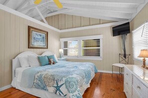 A bedroom with a bed, a television, a window with blinds, and a desk with a lamp. - 5 minutes to Dolphin Research Center
Family and Pet-Friendly! (Marathon)