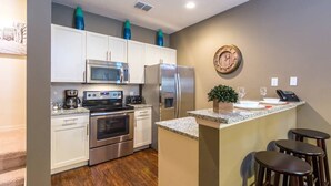 Fridge, microwave, stovetop, cookware/dishes/utensils - West Lucaya Village - Wsa226 (Kissimmee)