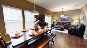 Een koelkast, een magnetron, een kookplaat, een vaatwasser