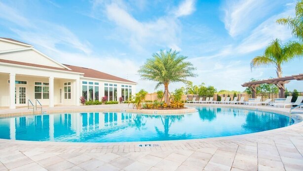 Una piscina al aire libre