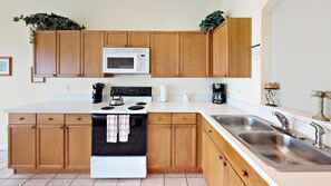 House, Multiple Beds, Private Pool | Private kitchen