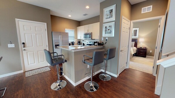 Kylskåp, mikrovågsugn, spishäll och diskmaskin