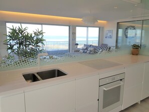 Frigorífico, microondas, horno y placa de cocina