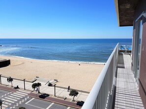 On the beach, sun-loungers - Blue Beach Apartment (Póvoa de Varzim)
