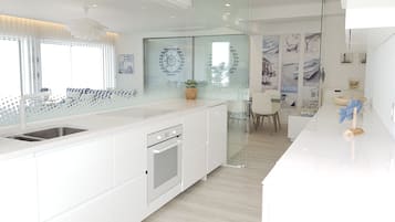 Køleskab, mikrobølgeovn, ovn, kogeplade
