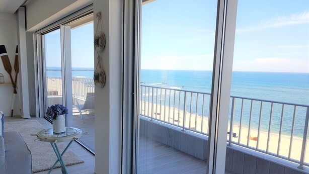 A balcony with a view of the beach and ocean. - Blue Beach Apartment (Póvoa de Varzim)