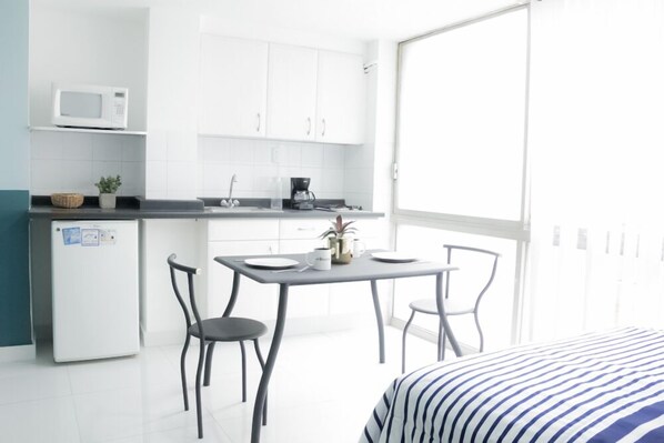 Full-size fridge, microwave, cookware/dishes/utensils - Privada de Horacio 18 Residences (Mexico City)