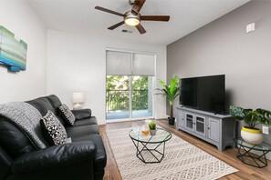 Deluxe appartement | Woonkamer | Een smart-tv, Netflix en streamingdiensten