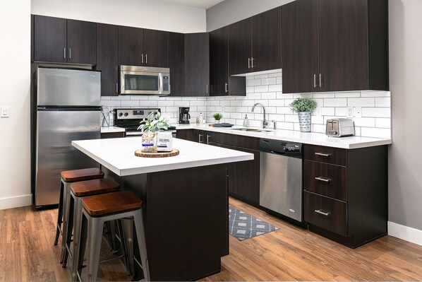 Een koelkast/vriezer, een magnetron, een oven, een kookplaat