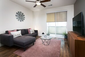 Signature Apartment, 1 Bedroom, Non Smoking, Kitchen | Living room | Smart TV, Netflix, streaming services - Criteria SLC Downtown (Salt Lake City)