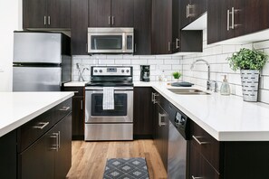 Full-sized fridge, microwave, oven, stovetop - Criteria SLC Downtown (Salt Lake City)