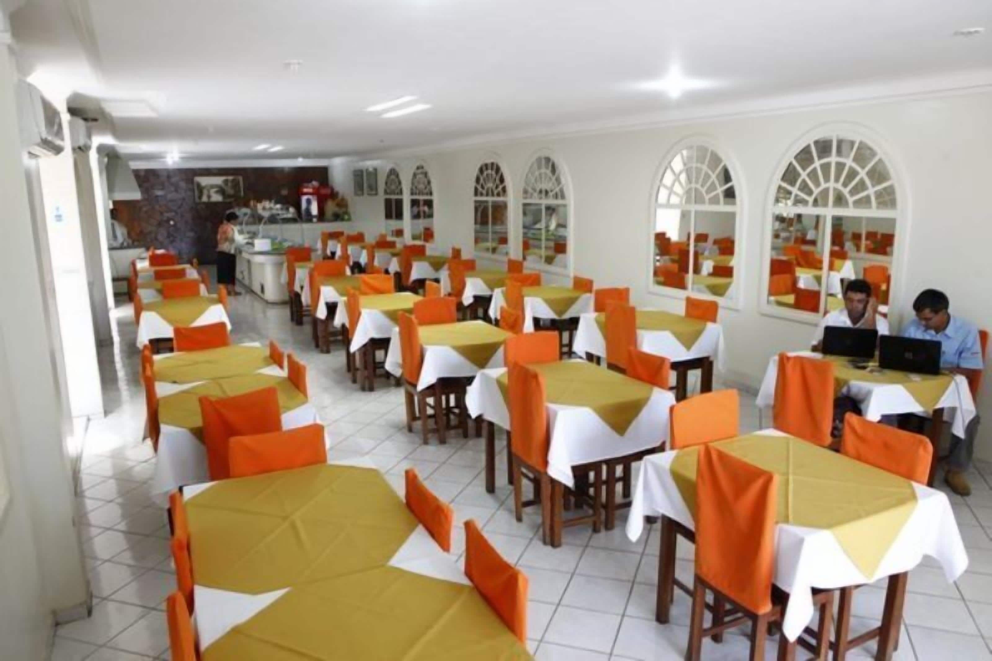 Café da manhã com buffet grátis todos os dias