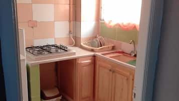 Réfrigérateur, micro-ondes, plaque de cuisson, cafetière/bouilloire