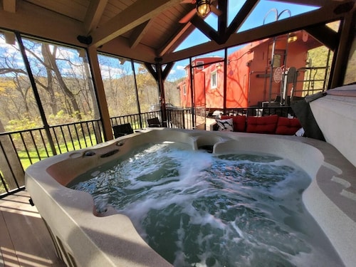  Romantic Get-a-Way!! 1954 Rail Road Caboose!! Relaxing Hot Tub! 