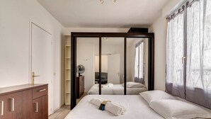 A bedroom with a bed, a wardrobe, and a mirror. - 2 ROOMS GREAT TERRACE ROOFTOP FULL CITY CENTER (Nice)