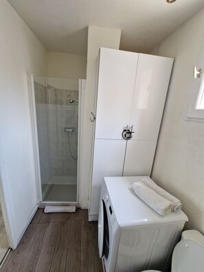 Douche, sèche-cheveux, serviettes fournies, savon