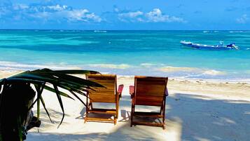 En la playa, playa de arena blanca y camas de playa gratuitas