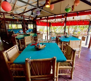 Phục vụ bữa sáng, bữa trưa và bữa tối 