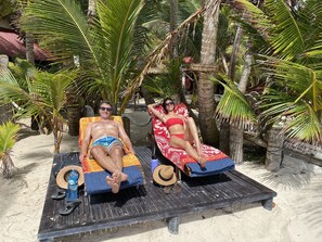 On the beach, white sand, free beach cabanas, sun-loungers - Little Corn Beach and Bungalow (Corn Islands)