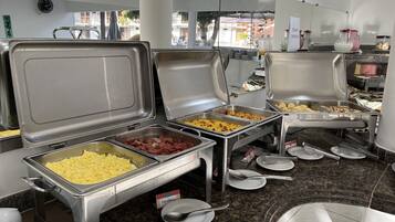 Café da manhã com buffet grátis todos os dias