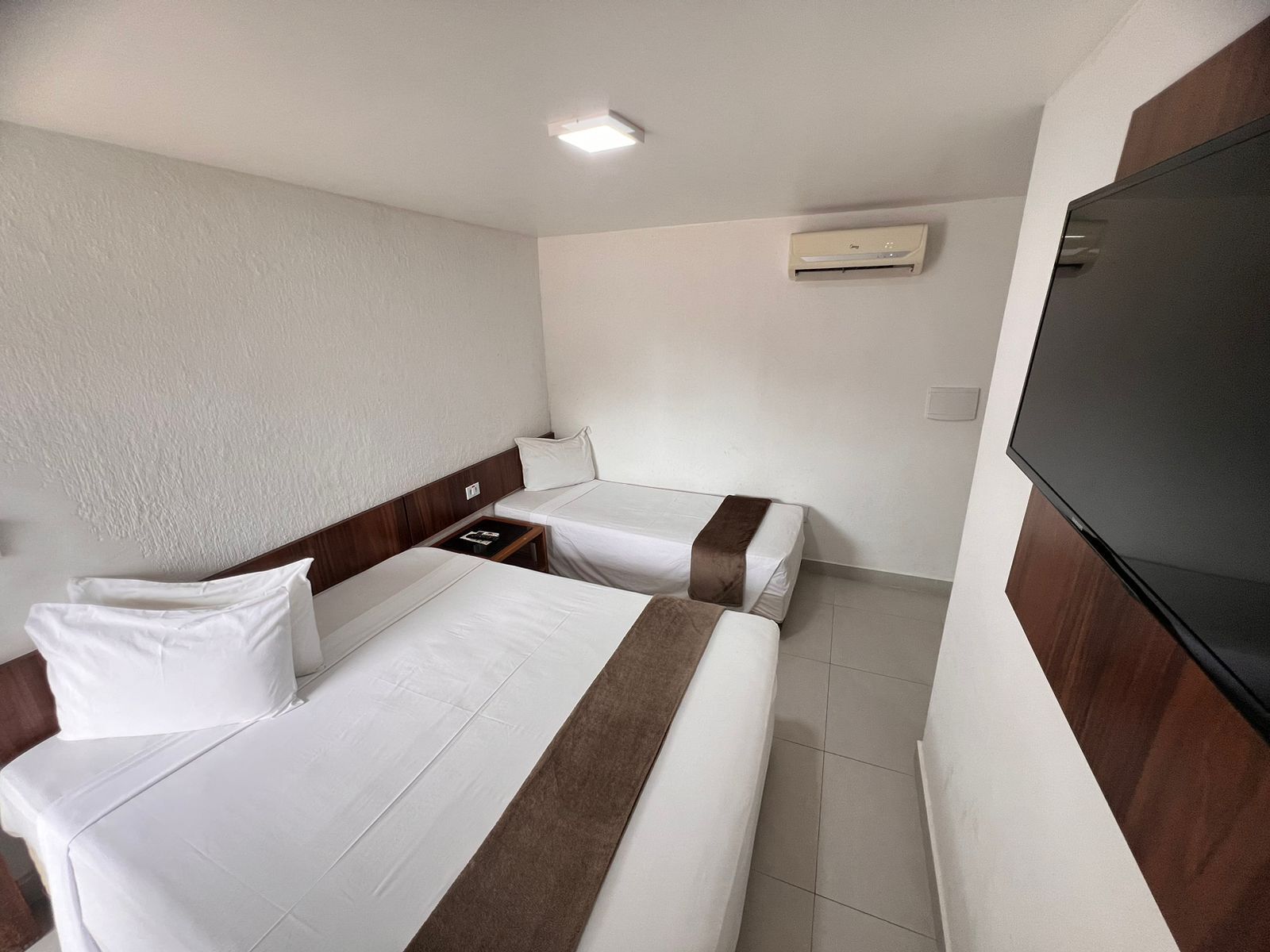 Minibar, caja de seguridad en la habitación y ropa de cama 