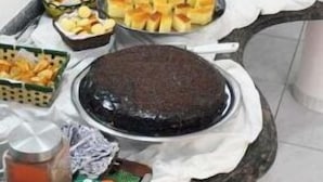 A buffet with various food items including cakes, pastries, and a large chocolate cake. - Rede Andrade Estrela Dalva Praia Hotel (Porto Seguro)