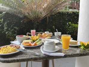 包含每日自助早餐