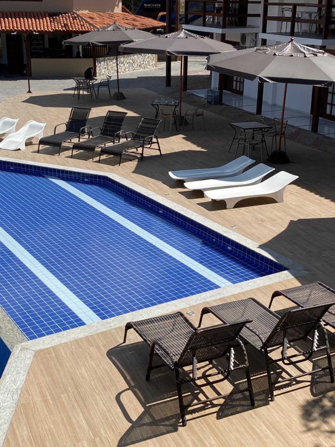 2 outdoor pools, open 10:00 am to 9:00 pm, pool loungers