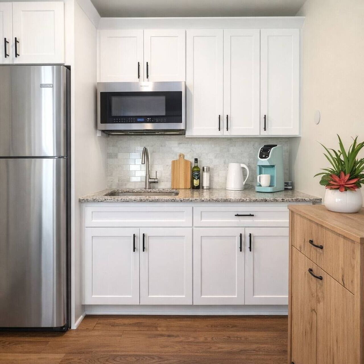 Frigorífico, microondas, horno y placa de cocina