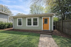 Exterior - Tiny House, Walk to Light Rail and Optimist Food Hall (Charlotte)