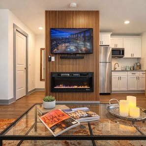 Frigorífico, microondas, horno y placa de cocina