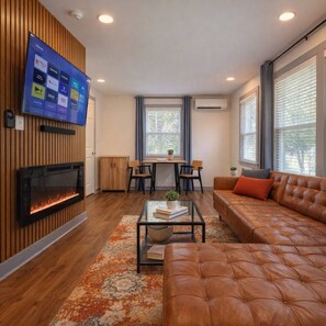 TV, Netflix, streaming services, stereo - Tiny House, Walk to Light Rail and Optimist Food Hall (Charlotte)