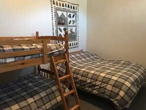 1 slaapkamer, een strijkplank/strijkijzer, reisbedje, gratis wifi