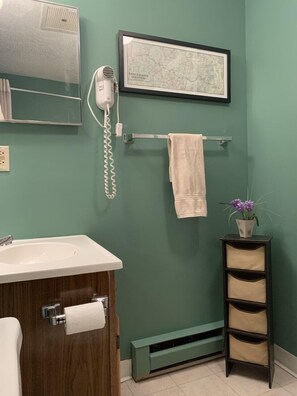 Een haardroger, handdoeken, zeep, shampoo