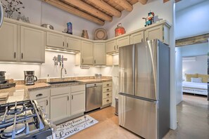 Geladeira, micro-ondas, cooktop, lava-louças