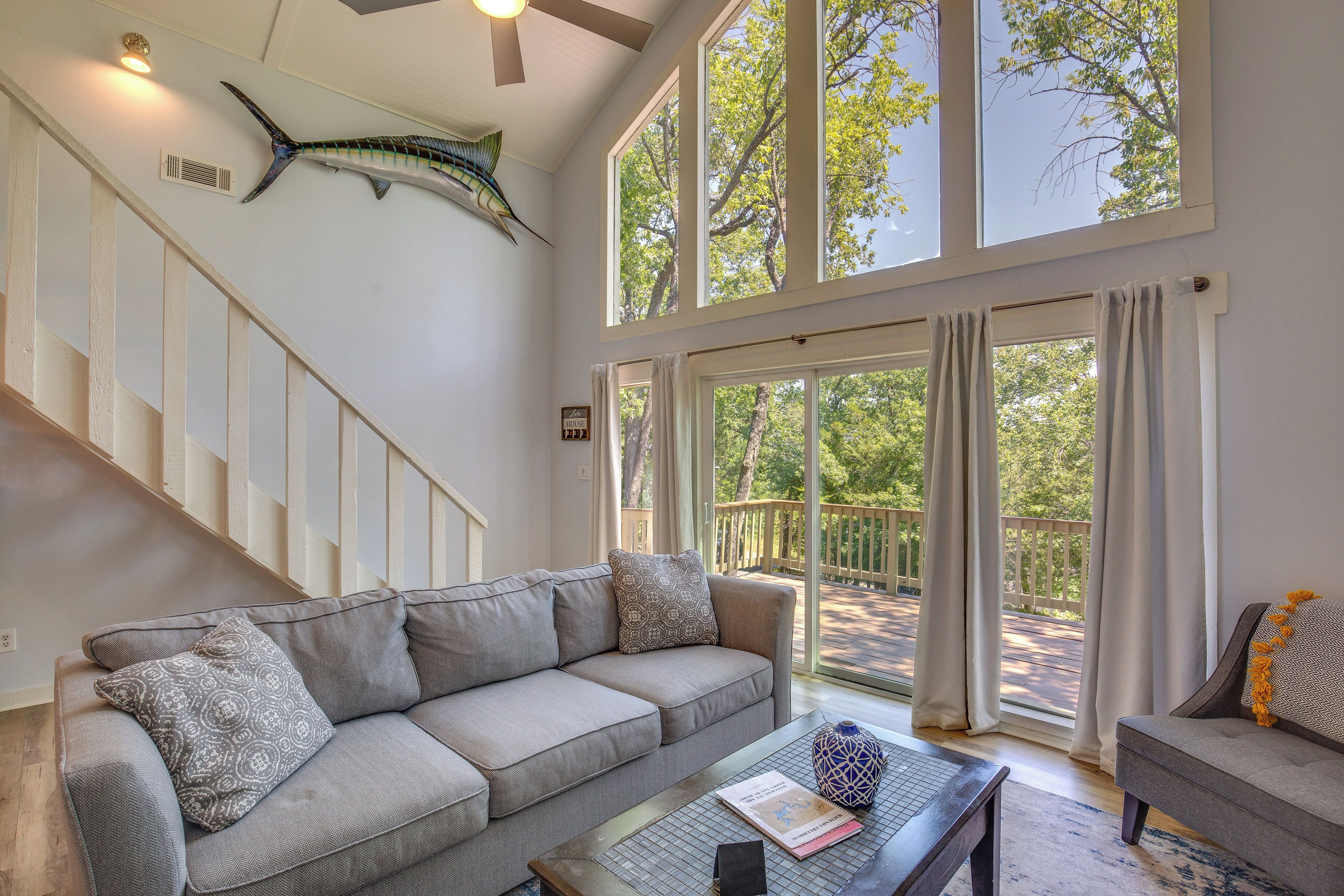 Pottsboro Cabin w/ Deck - 1 Mile to Lake Texoma!