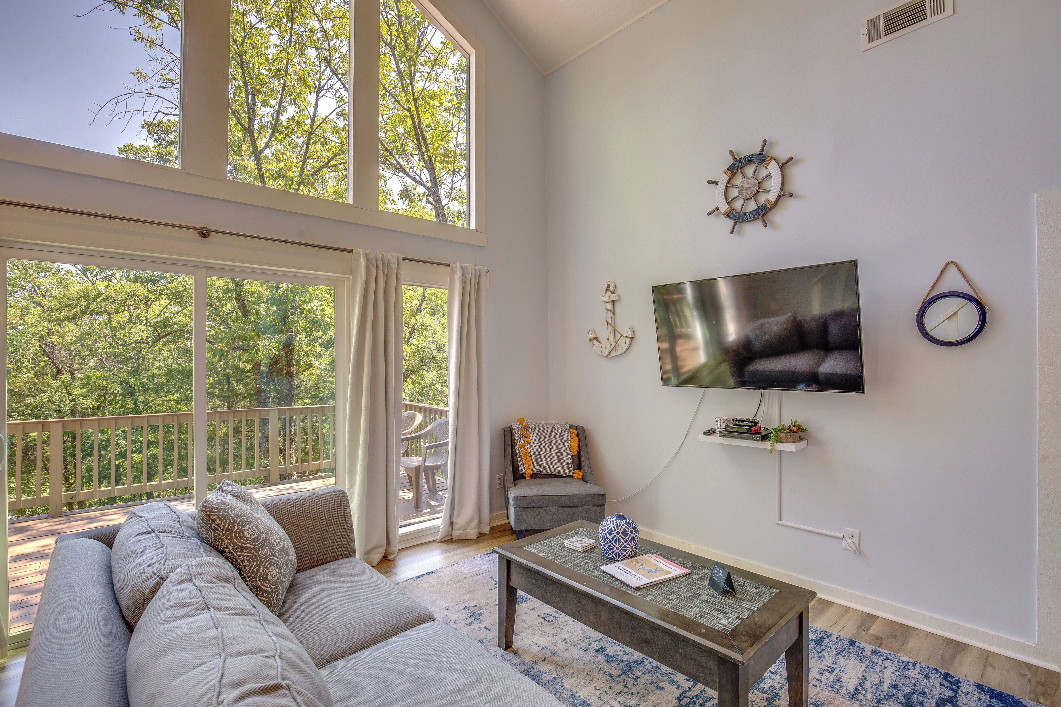 Pottsboro Cabin w/ Deck - 1 Mile to Lake Texoma!