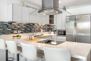 Refrigerador, microondas, horno, placa de cocina