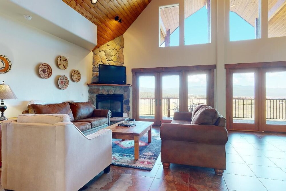 Close to Lifts | WiFi | Views | Peak Condo