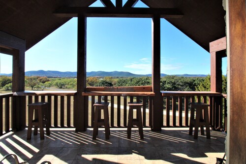 Beautiful 5/5.5 home on 5 acres w/private pool & river access!