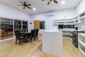 Super Premium "Penthouse" | Cuisine privée | Réfrigérateur grande capacité avec congélateur, plaque chauffante