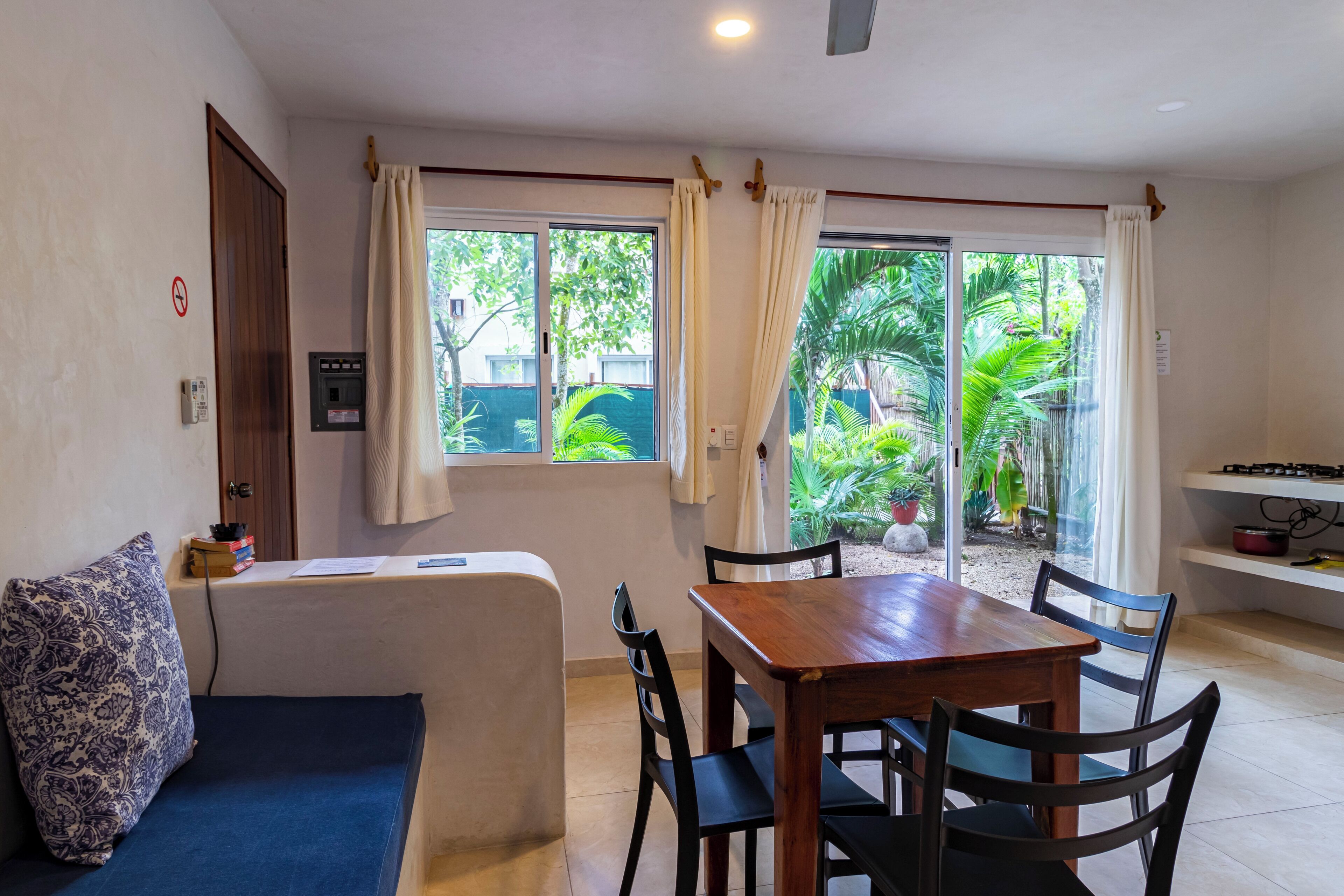 deluxe suite "mono" | living area