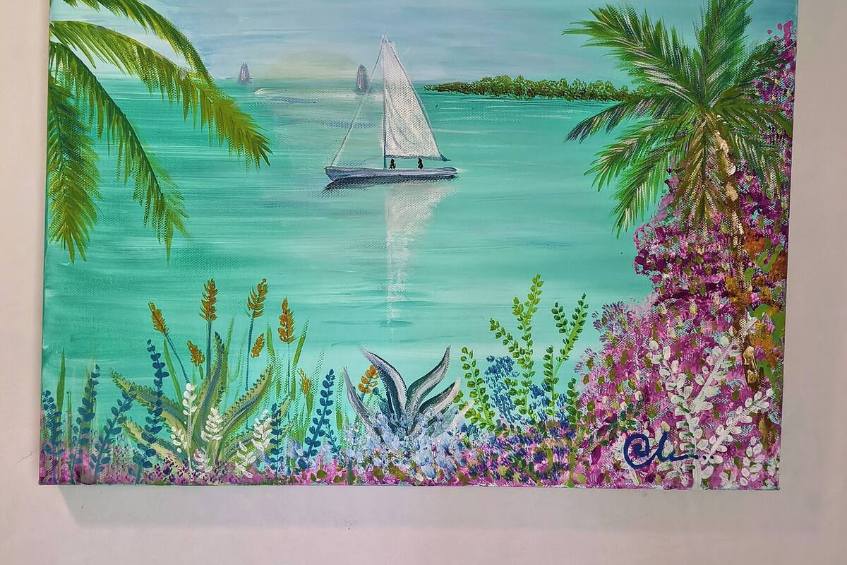 Una pintura de un velero en aguas tranquilas, con palmeras y flores coloridas.